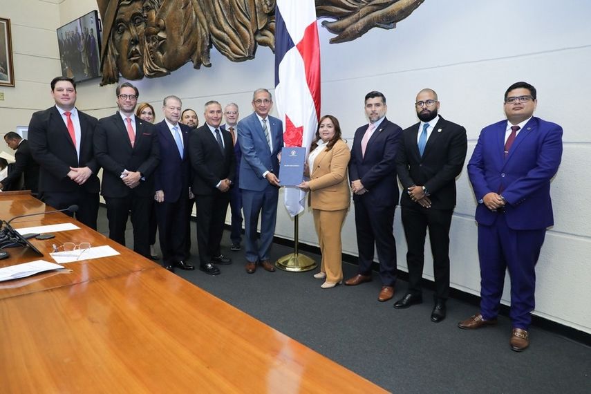 Con el respaldo mayoritario en la Asamblea Nacional, el Proyecto de Ley No. 207 fue aprobado en tercer debate, estableciendo un nuevo marco legal para el régimen de intereses preferenciales hipotecarios en Panamá. Con el respaldo mayoritario en la Asamblea Nacional, el Proyecto de Ley No. 207 fue aprobado en tercer debate, estableciendo un nuevo marco legal para el régimen de intereses preferenciales hipotecarios en Panamá.