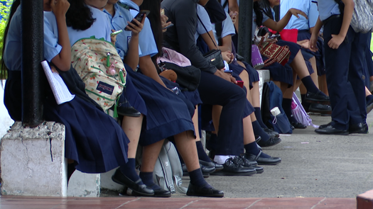 Estudiantes realizan exámenes trimestrales en medio del paro docente