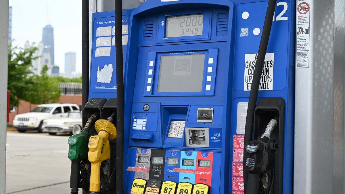Los precios del petróleo cayeron el martes en medio de expectativas de un desbloqueo del estrecho de Ormuz tras el anuncio de que dos buques comerciales atravesaron el paso marítimo. Los precios del petróleo cayeron el martes en medio de expectativas de un desbloqueo del estrecho de Ormuz tras el anuncio de que dos buques comerciales atravesaron el paso marítimo.
