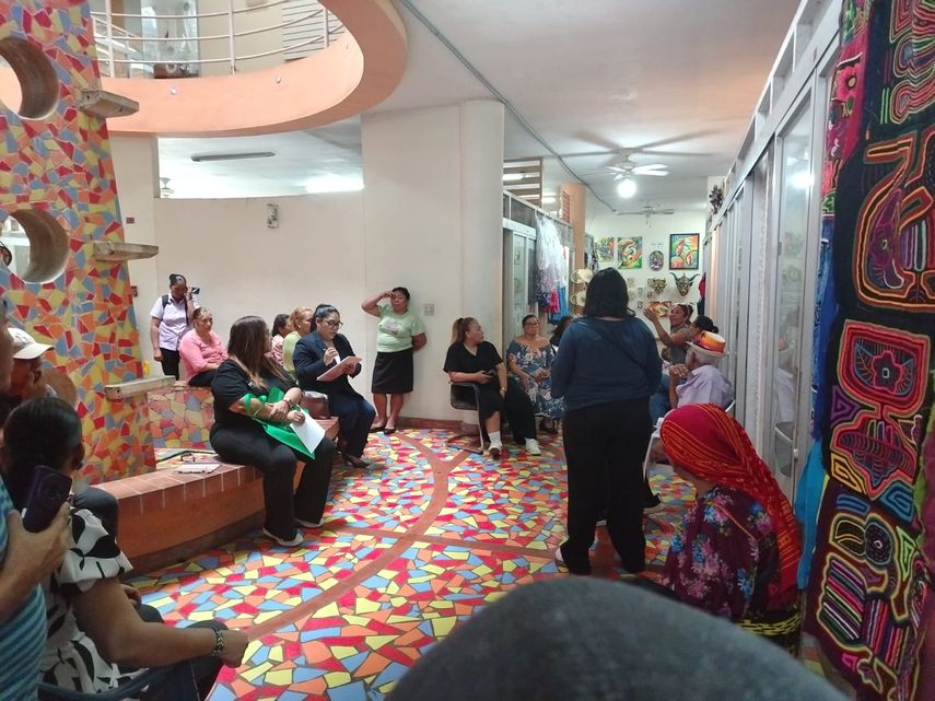 Autoridades de MiCultura se reunieron con los artesanos. Autoridades de MiCultura se reunieron con los artesanos.