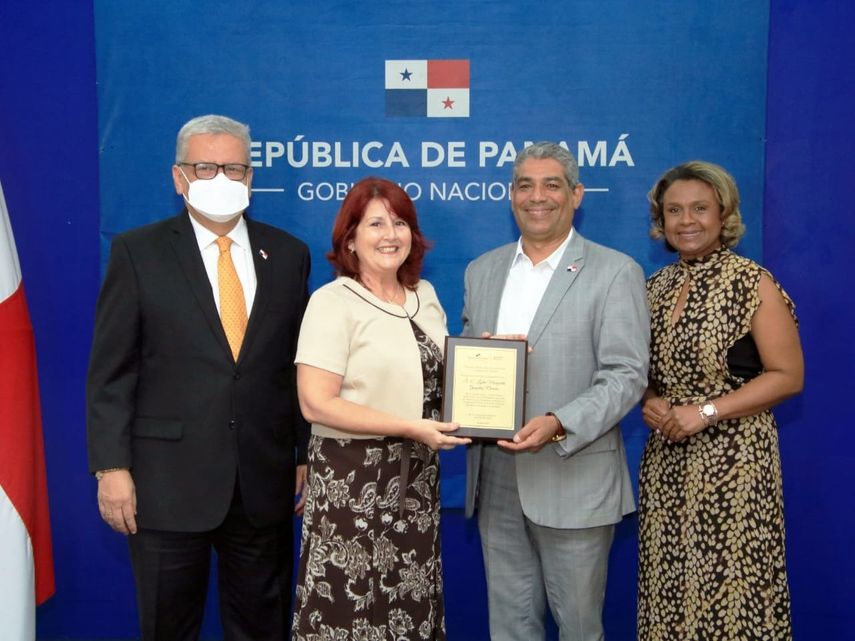 Panamá entrega placa a Cuba por apoyo durante la pandemia