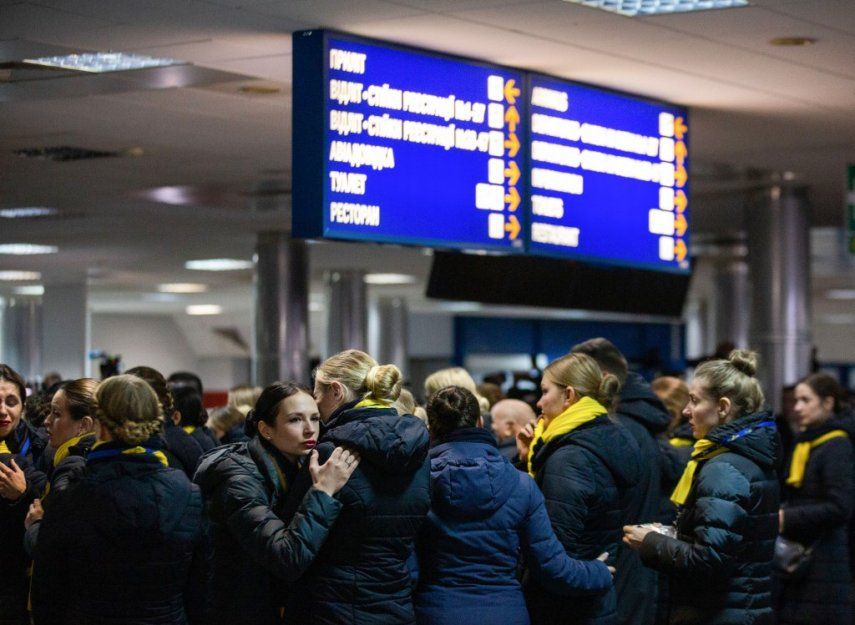 Lágrimas en aeropuerto de Kiev al llegar cuerpos de víctimas de accidente aéreo en Irán