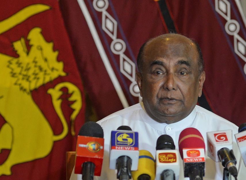 El primer ministro de Sri Lanka asumió este viernes como presidente interino en reemplazo del renunciante mandatario Gotabaya Rajapaksa, cuya dimisión fue aceptada por el Parlamento.