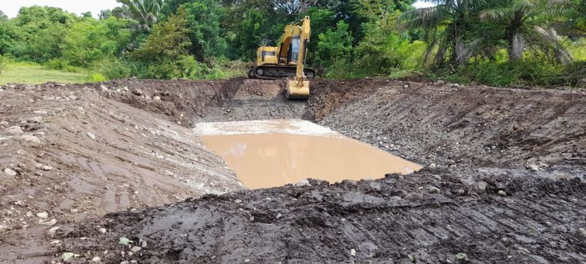 El Plan Sequía también se ha hecho extensivo a pequeños agricultores de Chiriquí, con la distribución de 2,400 quintales de abono fórmula completa. El Plan Sequía también se ha hecho extensivo a pequeños agricultores de Chiriquí, con la distribución de 2,400 quintales de abono fórmula completa.