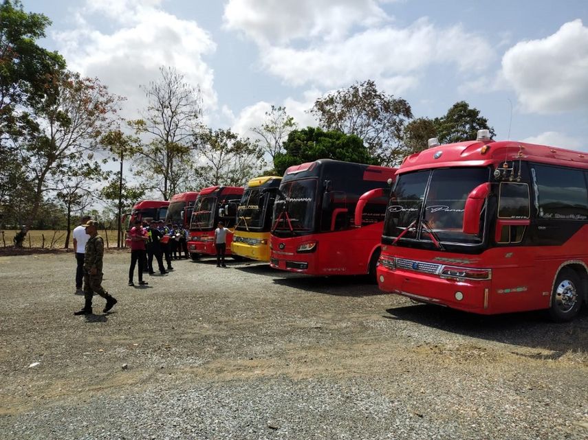 ATTT inspecciona autobuses que transportan a migrantes.