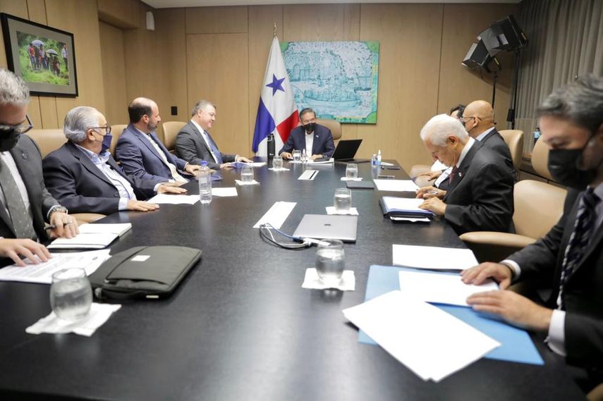 Nito Cortizo en medio de la reunión con directivos de Capac. Nito Cortizo en medio de la reunión con directivos de Capac.