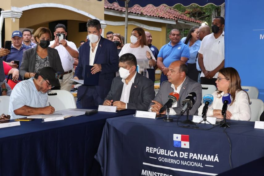 Meduca y docentes firman acuerdo que pone fin a la huelga