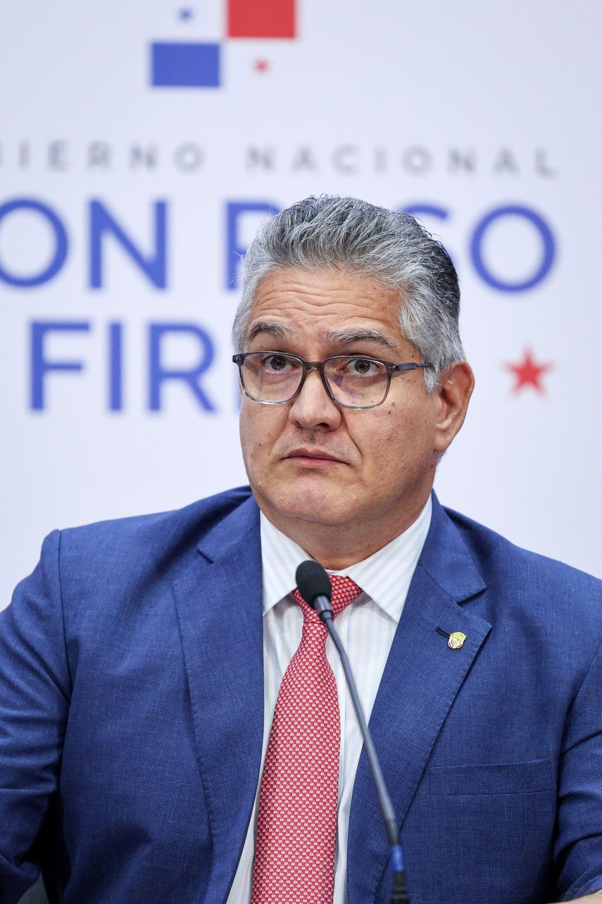 El ministro de la presidencia, Juan Carlos Orillac explicó el decreto firmado por Mulino. El ministro de la presidencia, Juan Carlos Orillac explicó el decreto firmado por Mulino.