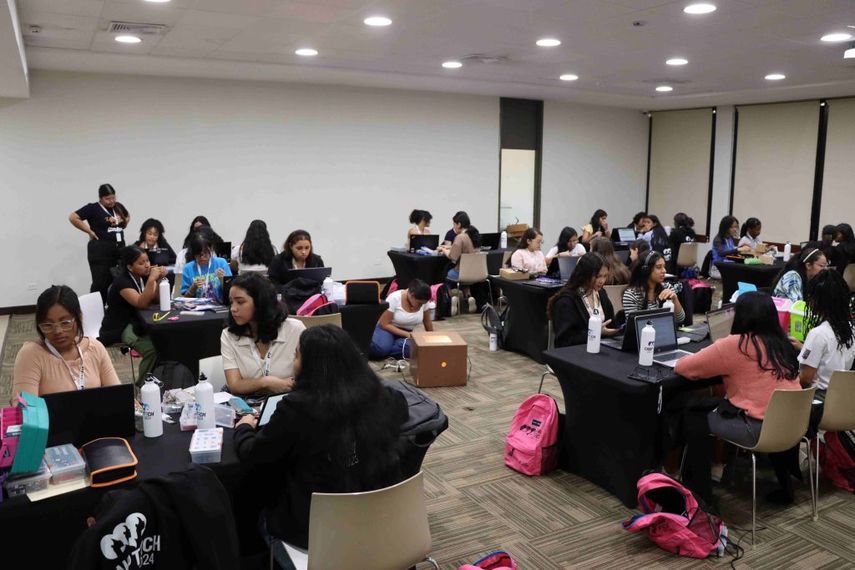 Las chicas expusieron sus proyectos al público en el Centro de Convenciones de la Ciudad del Saber, en el marco del evento Innova-Nation 2024. Las chicas expusieron sus proyectos al público en el Centro de Convenciones de la Ciudad del Saber, en el marco del evento Innova-Nation 2024.