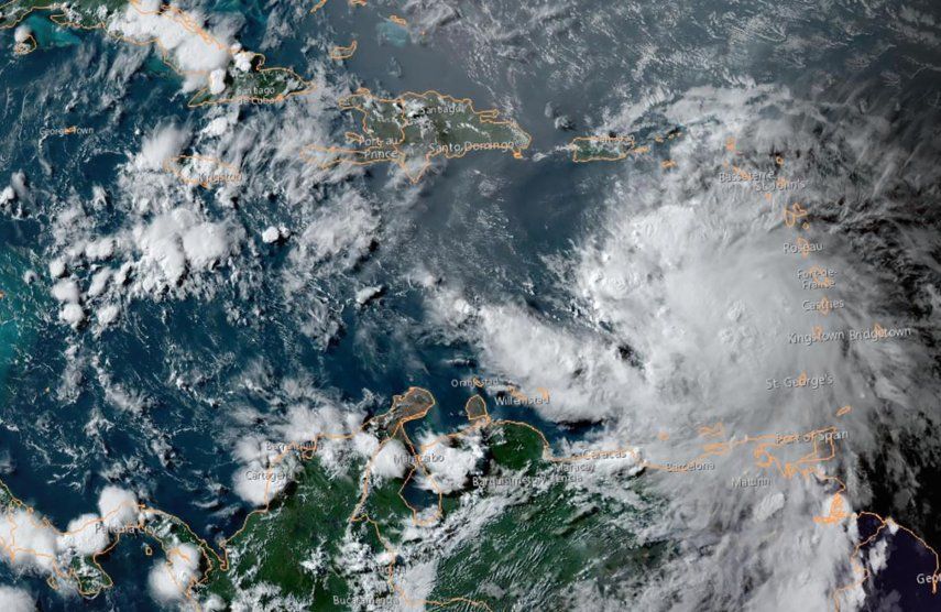 La tormenta Fiona se convierte en huracán al acercarse a las costas de Puerto Rico.