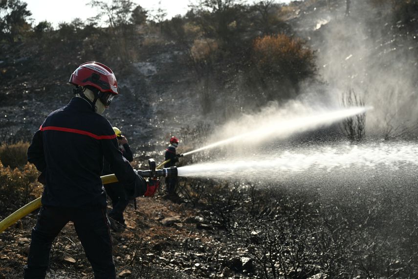 Bomberos luchan por extinguir gran incendio forestal en Francia en plena ola de calor