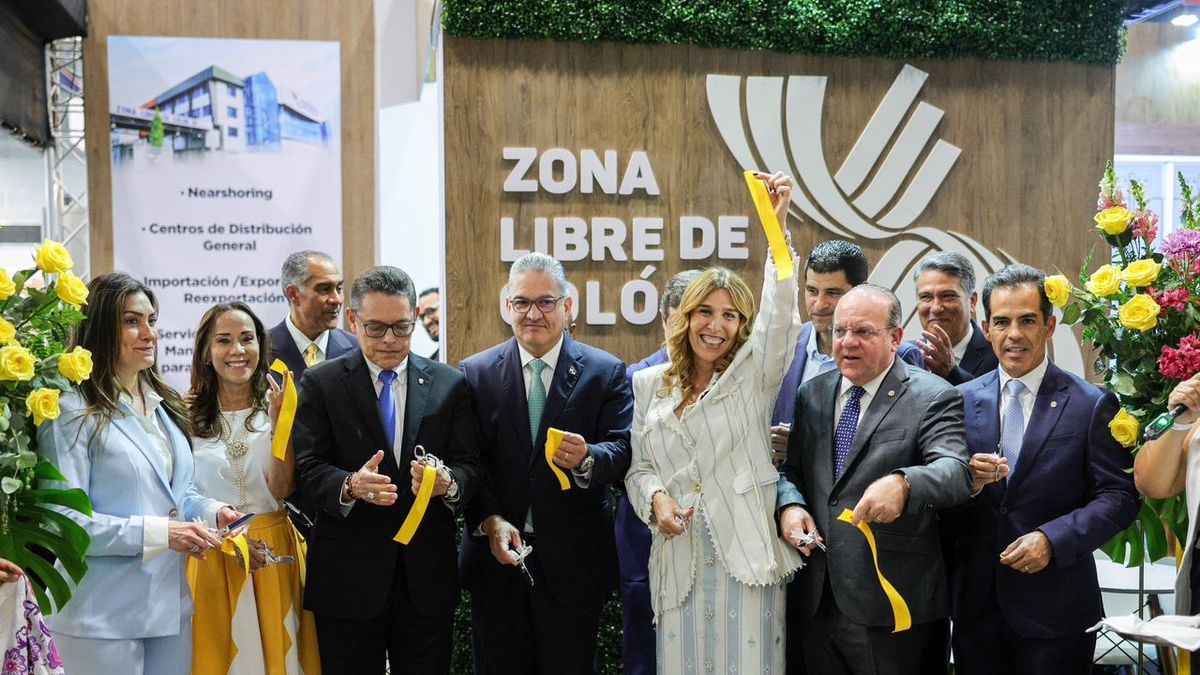 El ministro de la Presidencia, Juan Carlos Orillac, en representación del presidente de la República, José Raúl Mulino, inauguró este martes la versión 42 de Expocomer y el bloque de ferias de la Cámara de Comercio, Industrias y Agricultura de Panamá (CCIAP). El ministro de la Presidencia, Juan Carlos Orillac, en representación del presidente de la República, José Raúl Mulino, inauguró este martes la versión 42 de Expocomer y el bloque de ferias de la Cámara de Comercio, Industrias y Agricultura de Panamá (CCIAP).