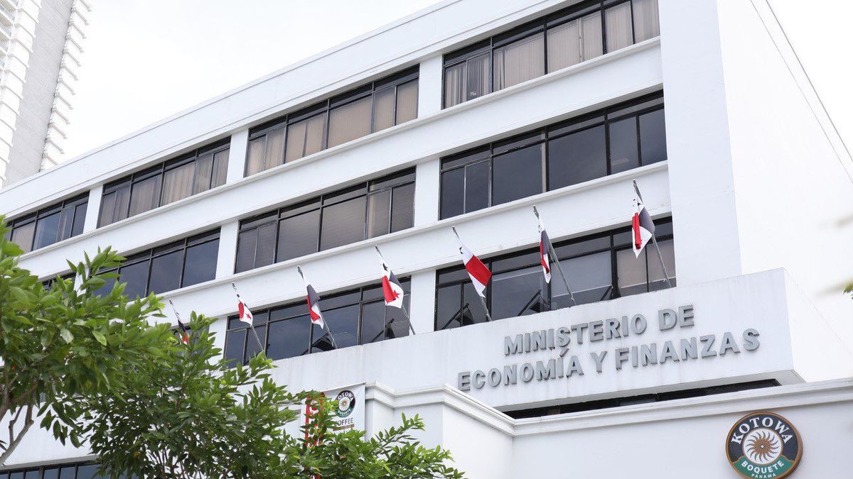 Un total de 96 instituciones gubernamentales, incluidos los Consejos Provinciales, iniciarán el lunes 25 de mayo, el proceso de consultas presupuestarias ante el Ministerio de Economía y Finanzas (MEF), entidad encargada de analizar y evaluar las solicitudes presentadas por cada organismo, en cumplimiento de lo establecido en el artículo 269 de la Constitución Política de la República de Panamá. Un total de 96 instituciones gubernamentales, incluidos los Consejos Provinciales, iniciarán el lunes 25 de mayo, el proceso de consultas presupuestarias ante el Ministerio de Economía y Finanzas (MEF), entidad encargada de analizar y evaluar las solicitudes presentadas por cada organismo, en cumplimiento de lo establecido en el artículo 269 de la Constitución Política de la República de Panamá.