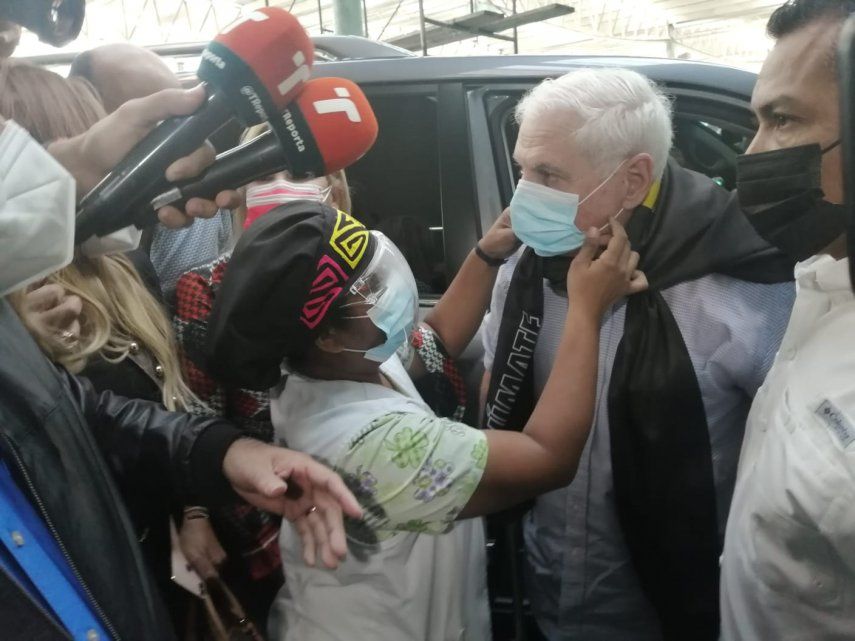 Ricardo Martinelli acudió al SPA en andadera y acompañado de varios diputados del partido Cambio Democrático. Foto/Félix Chávez.
