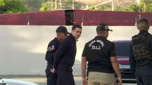 El también excandidato presidencial del PRD, José Gabriel Carrizo, llegó esposado a la audiencia. El también excandidato presidencial del PRD, José Gabriel Carrizo, llegó esposado a la audiencia.