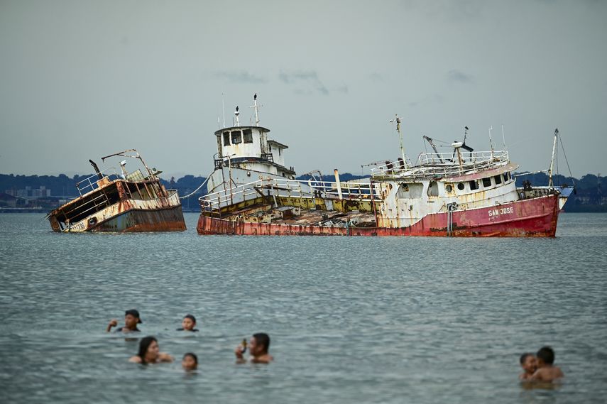 En las aguas turquesas que bañan las islitas de arena blanca del archipiélago caribeño de Guna Yala, un enorme ferry oxidado, a medio hundir, sobresale del cementerio de barcos que amenazan la navegación y el medioambiente frente a las costas de Panamá. En las aguas turquesas que bañan las islitas de arena blanca del archipiélago caribeño de Guna Yala, un enorme ferry oxidado, a medio hundir, sobresale del cementerio de barcos que amenazan la navegación y el medioambiente frente a las costas de Panamá.