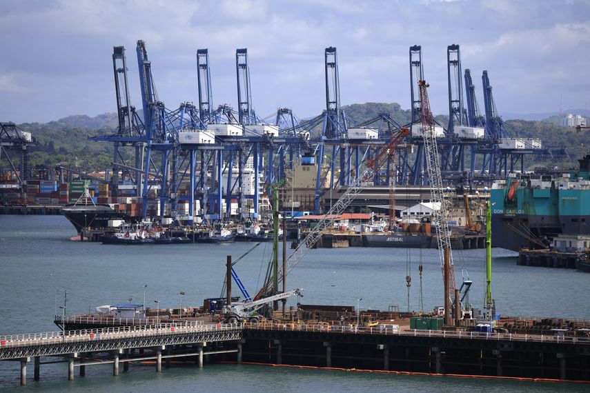 CK Hutchison amenaza con acciones legales contra Maersk por puertos del Canal de Panamá CK Hutchison amenaza con acciones legales contra Maersk por puertos del Canal de Panamá