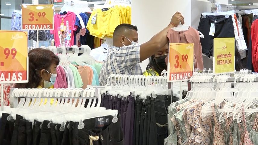 Empresarios y pequeños comerciantes en David esperan que el flujo de clientes continúe para los días previos a las fiestas de navidad y año nuevo.