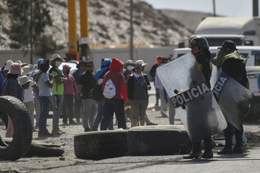 Perú: segundo día de marchas en Lima, choques en los Andes.