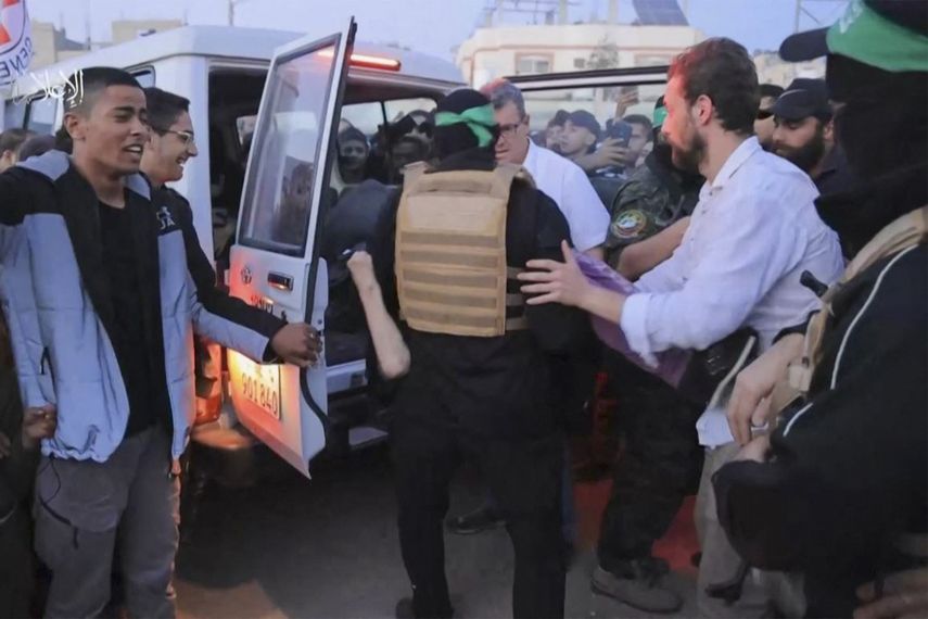 Israel dice que aún quedan unos 100 rehenes, después de que decenas fueran liberados durante un cese el fuego en noviembre. Israel dice que aún quedan unos 100 rehenes, después de que decenas fueran liberados durante un cese el fuego en noviembre.