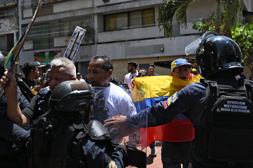 La policía venezolana dispersó este jueves con gases lacrimógenos a manifestantes que protestan por mejoras salariales en una marcha que buscaba llegar al palacio presidencial de Miraflores en Caracas