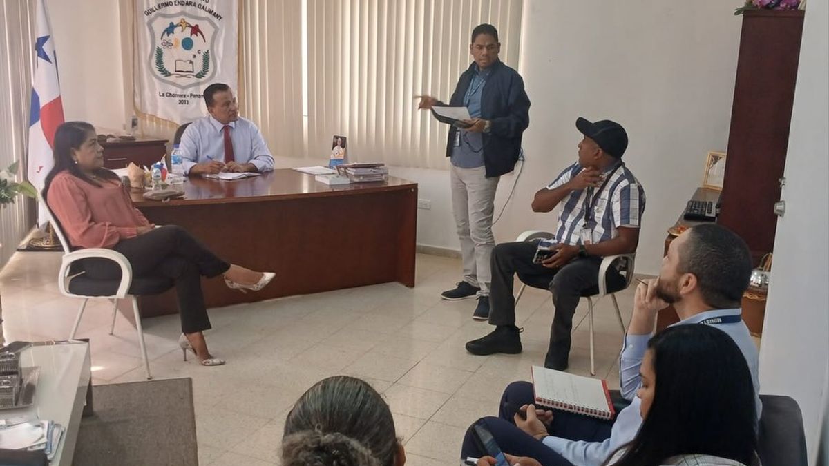 Las escuelas en alertta. Este jueves se realizó una reunión en el Centro Educativo Guillermo Endara Galimany. Las escuelas en alertta. Este jueves se realizó una reunión en el Centro Educativo Guillermo Endara Galimany.