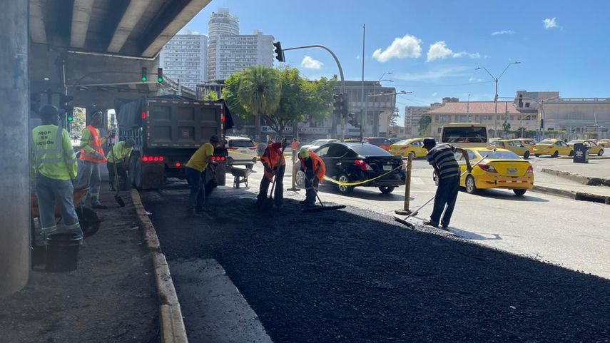 El Ministerio de Obras Públicas (MOP) realizó un operativo de mantenimiento vial en la Avenida 3 de Noviembre