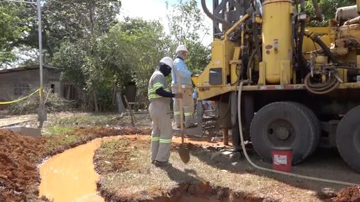 El director regional del Idaan, Máximo Miranda, indicó que se están realizando trabajos para conformación de represas en los ríos Majagua, David, Chiriquí Viejo en Paso Canoas, Tolé y San Félix con el objetivo que el agua siga llegando a las tomas para poder procesarla.