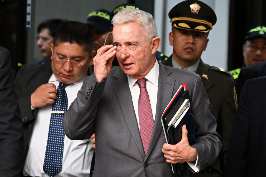 El expresidente de Colombia, Álvaro Uribe, fue sentenciado este viernes a una pena de 12 años de prisión domiciliaria por soborno y fraude procesal, tras una histórica decisión de la justicia que lo convierte en el primer exmandatario condenado y privado de libertad. El expresidente de Colombia, Álvaro Uribe, fue sentenciado este viernes a una pena de 12 años de prisión domiciliaria por soborno y fraude procesal, tras una histórica decisión de la justicia que lo convierte en el primer exmandatario condenado y privado de libertad.