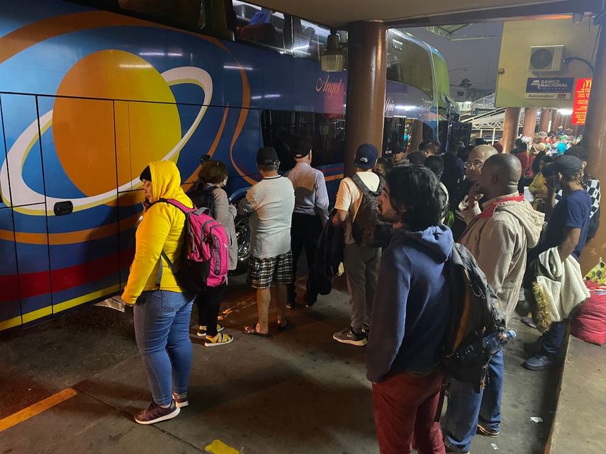 La mayor concentración de pasajeros que salían o llegaban a la terminal de transporte en David fue durante la madrugada.