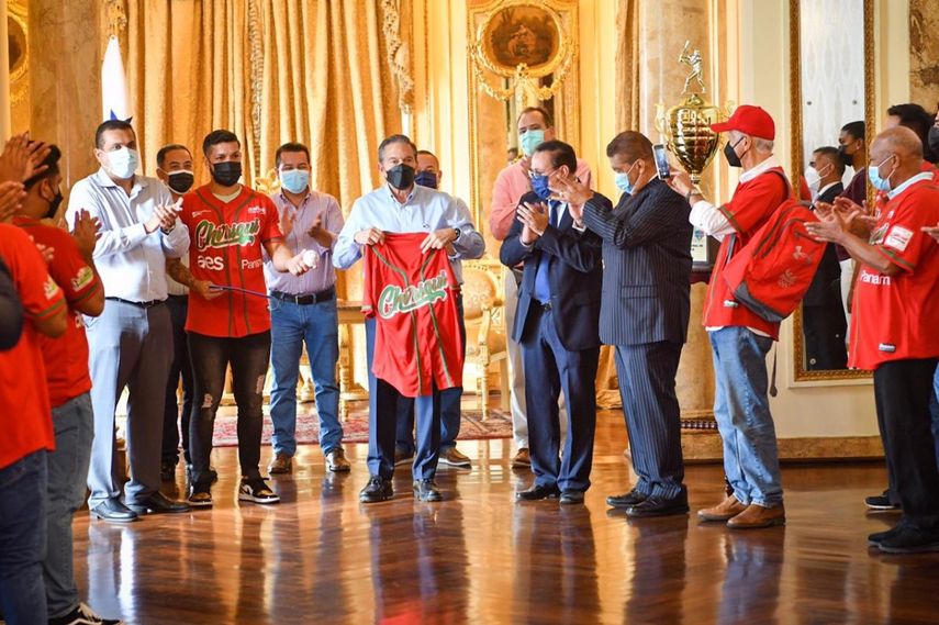 Campeones de Béisbol Mayor 2021 recibidos en la Presidencia