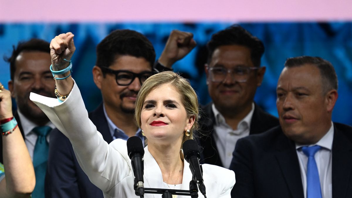 La derechista Laura Fernández fue elegida presidenta de Costa Rica al arrasar en las elecciones del domingo con su promesa de mano dura contra el narcotráfico, en este país que por años fue considerado uno de los más seguros del continente. La derechista Laura Fernández fue elegida presidenta de Costa Rica al arrasar en las elecciones del domingo con su promesa de mano dura contra el narcotráfico, en este país que por años fue considerado uno de los más seguros del continente.