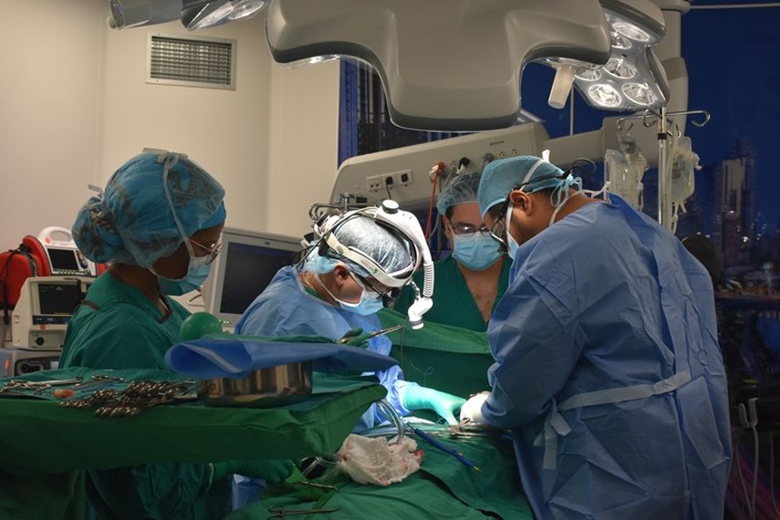 Médicos de Ciudad de la Salud extirpan tumores de corazón simultáneamente