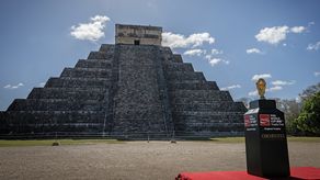 Dos figuras unidas levantando el mundo, fundidas en seis kilogramos de oro macizo. El trofeo del Mundial de fútbol fue presentado este viernes en el complejo arqueológico maya de Chichén Itzá en el marco de su gira previa al inicio de la competición.