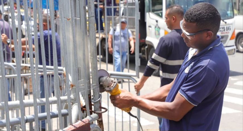 Personal de mantenimiento de la Asamblea Nacional, en cumplimiento de la decisión tomada recientemente por la presidenta de esa institución, Dana Castañeda, de eliminar las barreras que impedían el acceso a los panameños, procedió a retirar las vallas alrededor del palacio Justo Arosemena. Personal de mantenimiento de la Asamblea Nacional, en cumplimiento de la decisión tomada recientemente por la presidenta de esa institución, Dana Castañeda, de eliminar las barreras que impedían el acceso a los panameños, procedió a retirar las vallas alrededor del palacio Justo Arosemena.