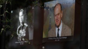 Príncipes Enrique y Guillermo rinden homenaje a su abuelo