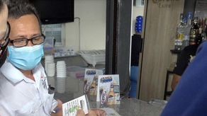 Manipuladores de alimentos deben tener sus tres dosis completas