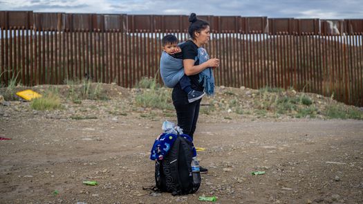 Un tribunal federal de apelaciones bloqueó el viernes una orden presidencial de Donald Trump que prohíbe que las personas que entraron ilegalmente por la frontera mexicana presenten una solicitud de asilo en Estados Unidos. Un tribunal federal de apelaciones bloqueó el viernes una orden presidencial de Donald Trump que prohíbe que las personas que entraron ilegalmente por la frontera mexicana presenten una solicitud de asilo en Estados Unidos.
