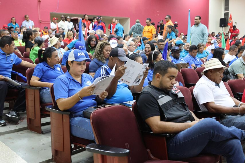 Docentes y dirigentes sindicales rechazan reformas a la CSS. Docentes y dirigentes sindicales rechazan reformas a la CSS.