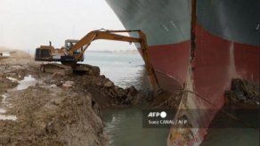 Conoce cómo se puede desencallar un portacontenedores varado en un canal