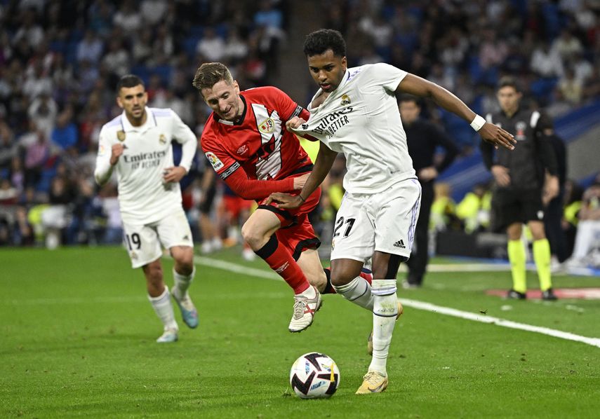 Real Madrid homenajea a Vinicius con victoria 2-1 sobre Rayo.