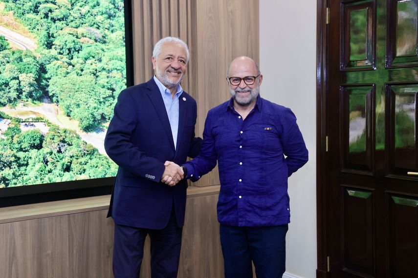 El administrador del Canal de Panamá, Ricaurte Vásquez junto a Carlos Rodríguez. El administrador del Canal de Panamá, Ricaurte Vásquez junto a Carlos Rodríguez.