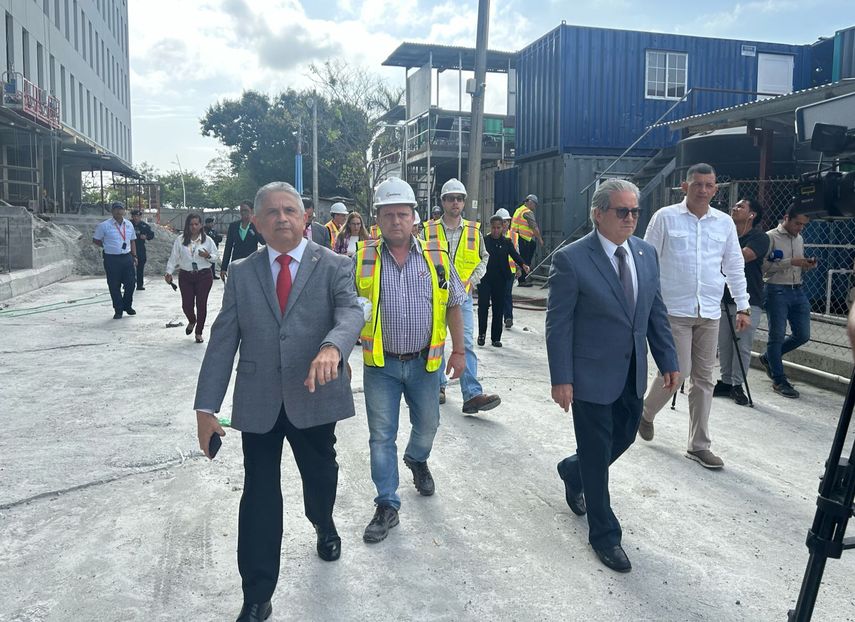 Ministro del MINSA supervisa daños en nuevo Hospital del Niño tras protesta