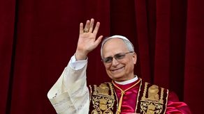 Papa León XIV lanza un llamado a la paz a todos los pueblos en su primer discurso