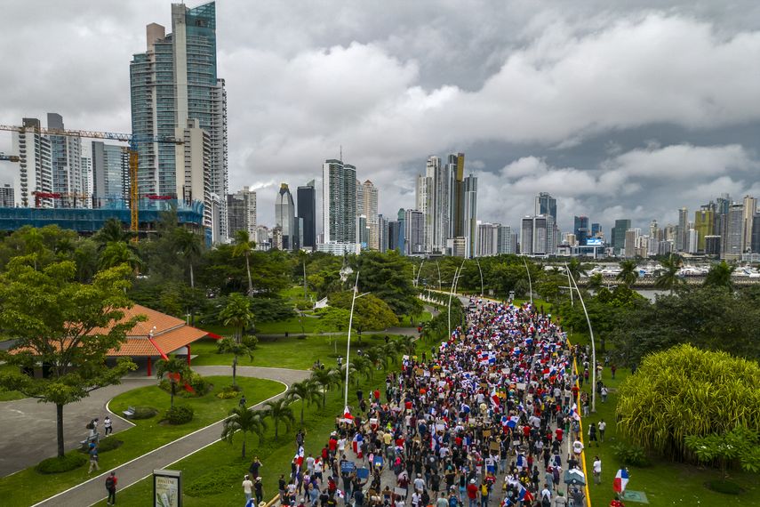Miles de panameños marcharon este miércoles por las calles de la capital en una protesta por la aprobación de un contrato que permite a la compañía canadiense First Quantum Minerals operar en Panamá, la mina de cobre más grande de Centroamérica. Miles de panameños marcharon este miércoles por las calles de la capital en una protesta por la aprobación de un contrato que permite a la compañía canadiense First Quantum Minerals operar en Panamá, la mina de cobre más grande de Centroamérica.
