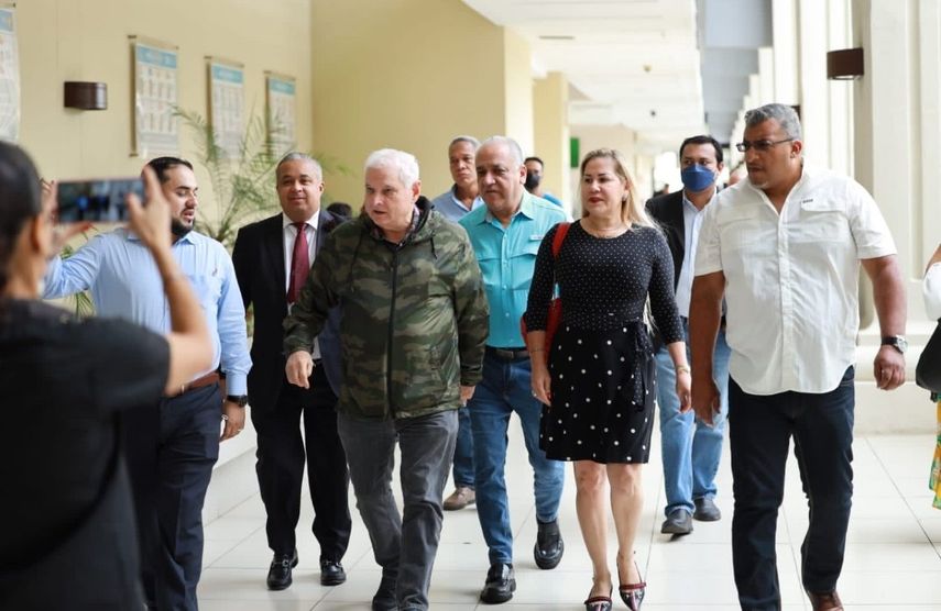 Ricardo Martinelli está imputado, junto a dos hijos, por el presunto cobro de sobornos a la constructora brasileña Odebrecht y por el escándalo conocido como "Blue Apple", una trama para el cobro de comisiones con la finalidad de agilizar contratos durante su mandato.