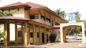 La Dirección Regional del Ministerio de Educación (Meduca) en San Miguelito informó que este lunes 27 de abril de 2026 se registró un incidente armado (balacera) en las inmediaciones del Centro Educativo Básico General Gabriel Lewis Galindo, ubicado en el corregimiento de Rufina Alfaro, que dejó a un estudiante herido.