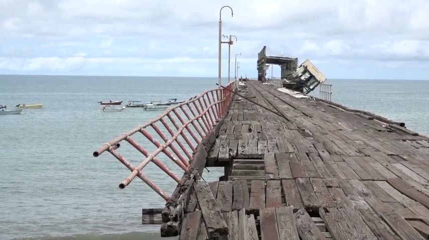Seis destacadas organizaciones ambientalistas acudieron hoy a la Corte Suprema de Justicia para presentar una demanda que solicita la nulidad de la Resolución que aprobó el Estudio de Impacto Ambiental (EIA) del polémico proyecto Puerto Barú. Seis destacadas organizaciones ambientalistas acudieron hoy a la Corte Suprema de Justicia para presentar una demanda que solicita la nulidad de la Resolución que aprobó el Estudio de Impacto Ambiental (EIA) del polémico proyecto Puerto Barú.
