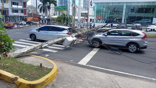 Emergencia atendida por los bomberos. Varios autos afectados. Emergencia atendida por los bomberos. Varios autos afectados.