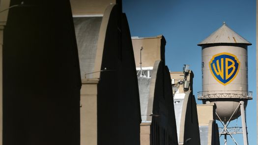 Warner Bros. Discovery (WBD) se puso a la venta principalmente por estar agobiada por miles de millones de dólares en deudas y un crecimiento decepcionante de su negocio de streaming. Paramount y Netflix quieren comprar. Warner Bros. Discovery (WBD) se puso a la venta principalmente por estar agobiada por miles de millones de dólares en deudas y un crecimiento decepcionante de su negocio de streaming. Paramount y Netflix quieren comprar.